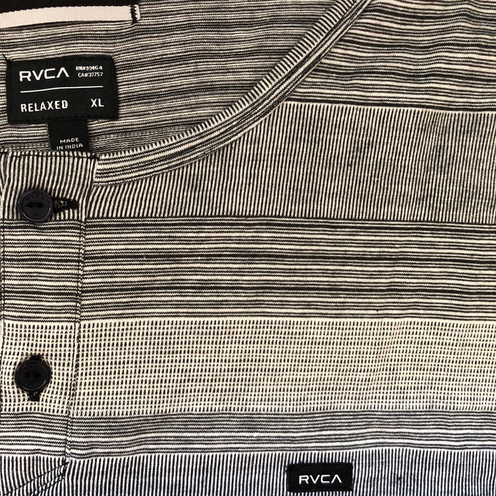 Men’s relaxed fit, long sleeved shirt